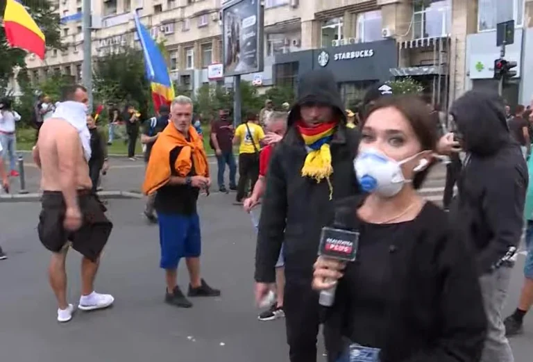 O echipă Realitatea Plus, agresată la protestul oierilor din Piața Victoriei