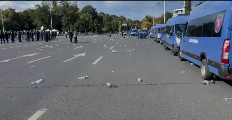 Un bucureștean a strâns saci cu PET-uri din Piața Victoriei după protestul ciobanilor