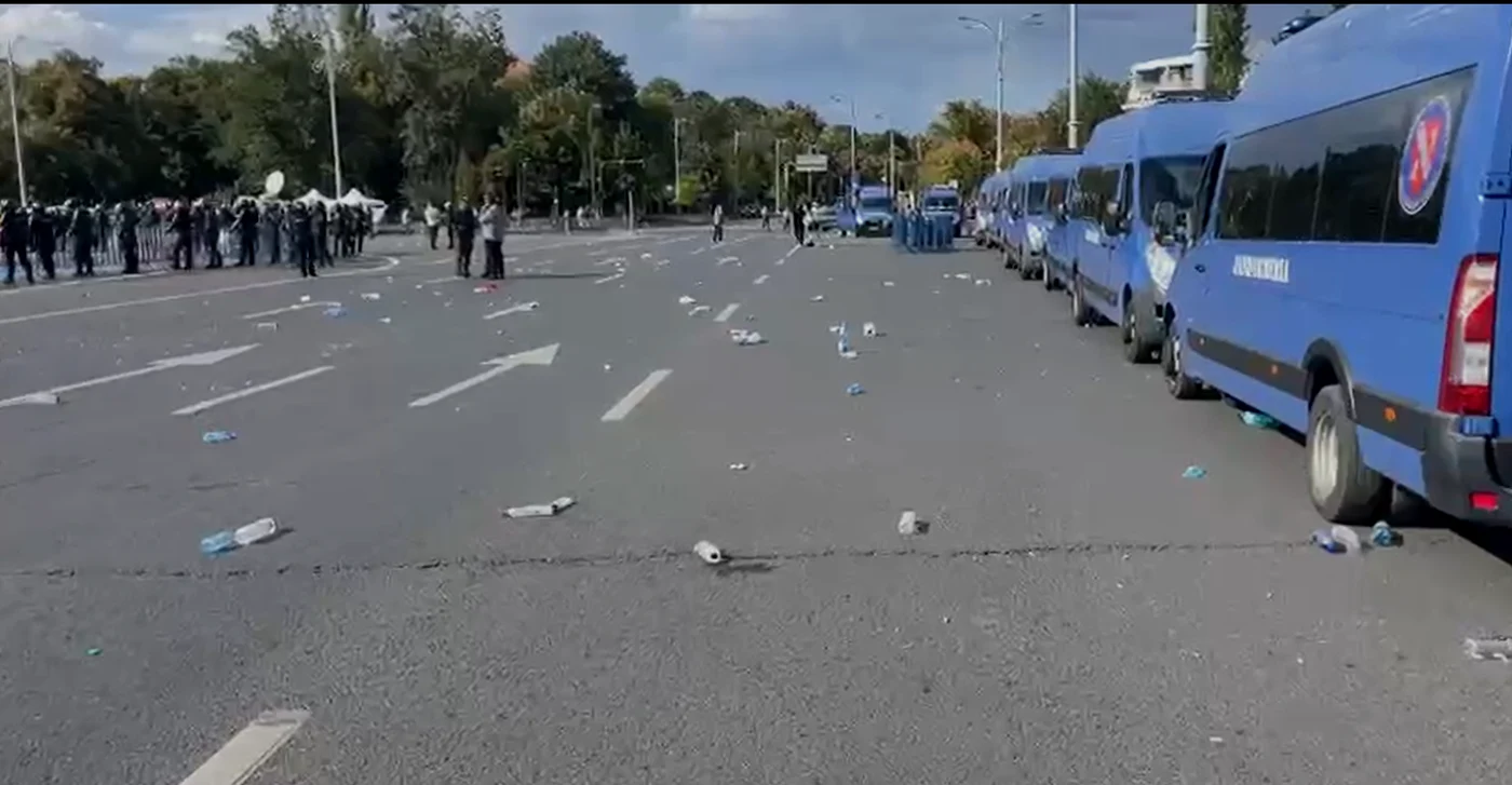 Un bucureștean a strâns saci cu PET-uri din Piața Victoriei după protestul ciobanilor