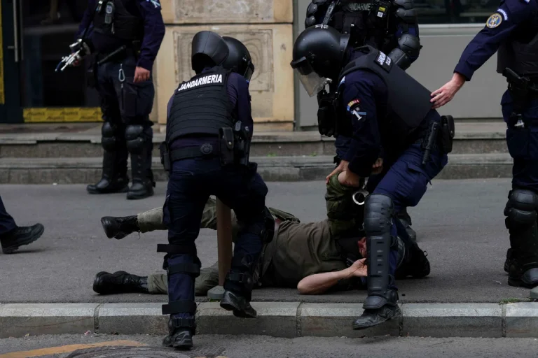 Prefectul Capitalei acuză „huligani” în protestul din Piața Victoriei; primarul Sectorului 1 cere recuperarea pagubelor