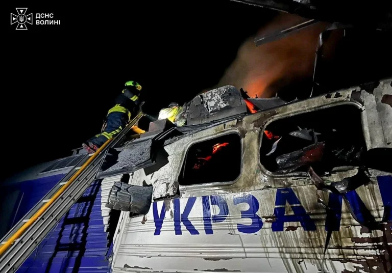Peste 500 de locomotive distruse sau avariate în Ucraina în urma atacurilor rusești, spune ministrul de Externe