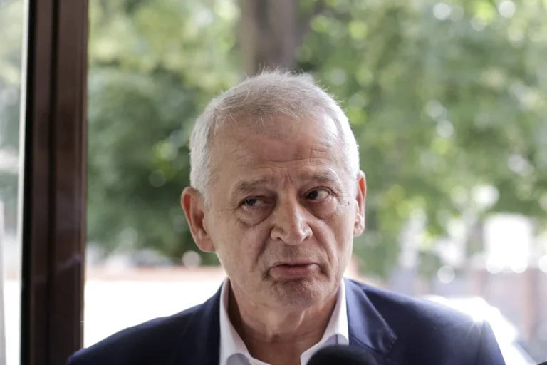 Sorin Oprescu, surprins la o terasă pe o insulă grecească după condamnarea definitivă pentru corupție