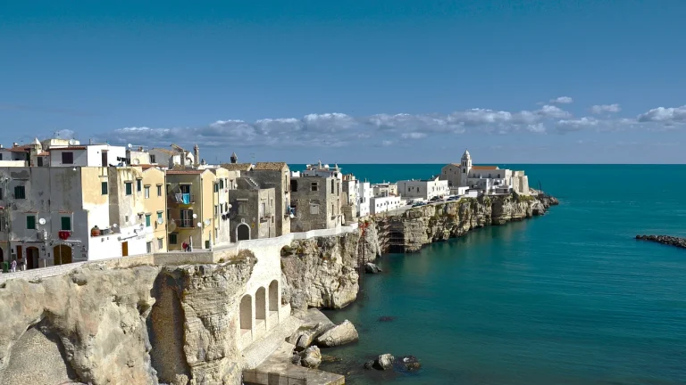 Vieste, orașul din Puglia unde turismul îi lasă pe localnici fără locuințe