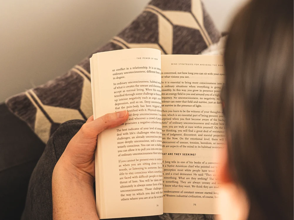 Singapore plătește cetățenii pentru a citi 15 minute pe zi, în lupta cu „doomscrolling”