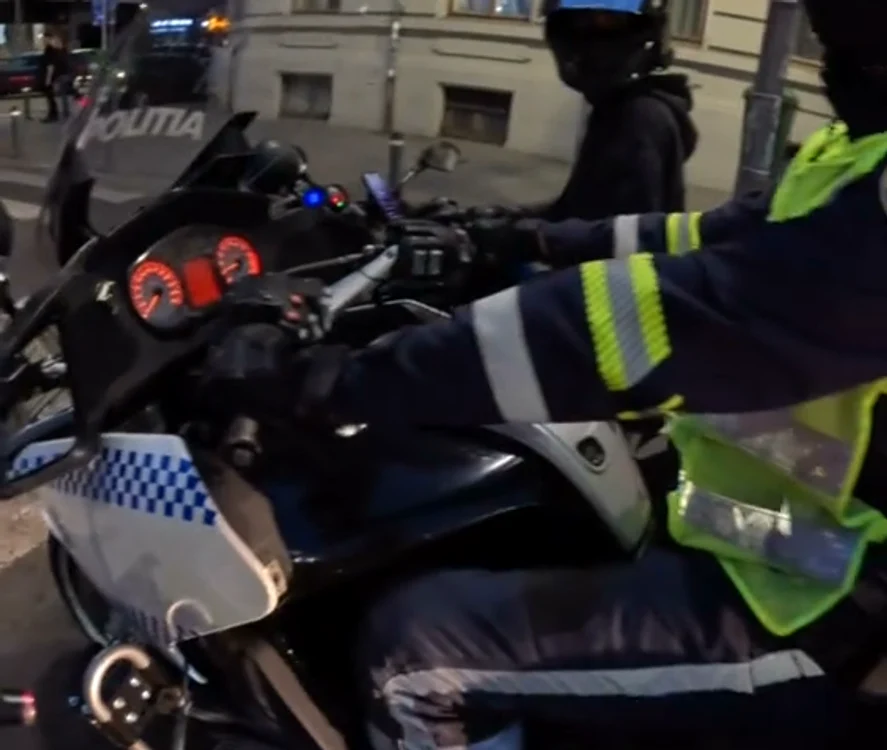Polițist pe motocicletă a oprit controversat doi motocicliști; unul a fost aproape lovit de un autobuz