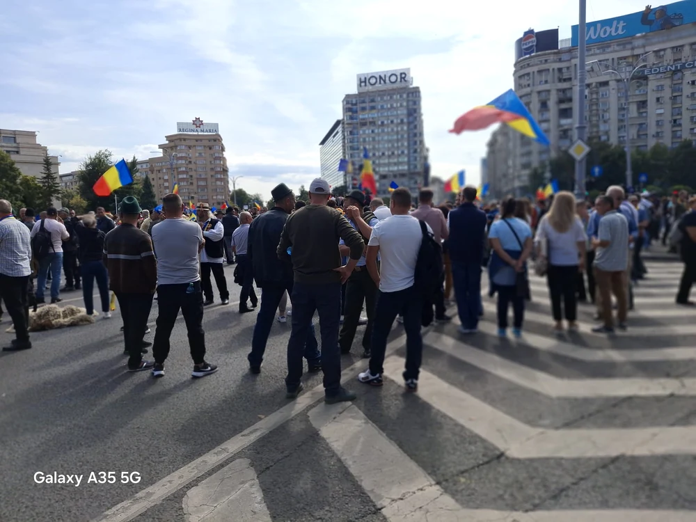 Jurnalistă Snoop agresată în timpul protestului din Piața Victoriei; un bărbat i-a lovit camera