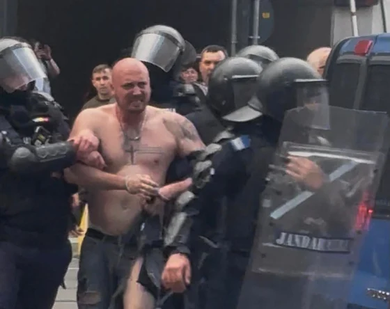 Un bărbat arestat preventiv, patru plasați la domiciliu după violențele din Piața Victoriei; interdicție pe rețelele sociale