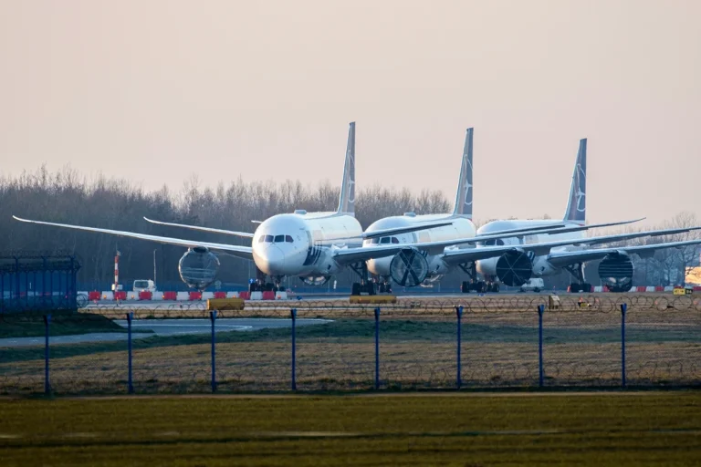 Polonia închide temporar două aeroporturi și suspendă zboruri în urma „operațiunilor militare” legate de atacurile Rusiei