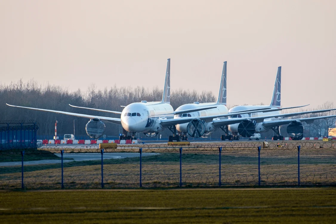 Polonia închide temporar două aeroporturi și suspendă zboruri în urma „operațiunilor militare” legate de atacurile Rusiei