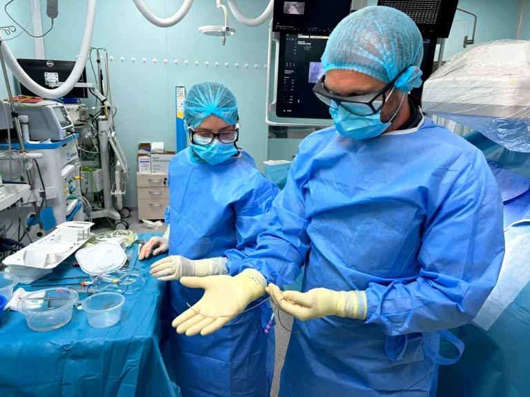 Premieră în Craiova: prima implantare în România a sondei de defibrilare OmniaSecure, cea mai subțire din lume