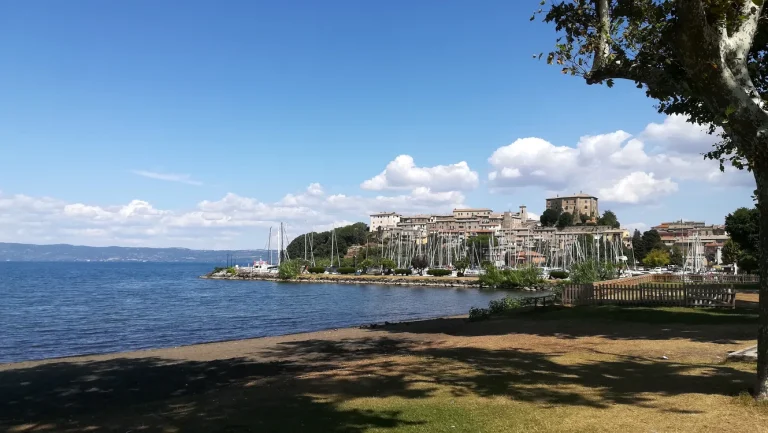 Lacul vulcanic Bolsena: două insule, plaje și un centru medieval ca într-o carte poștală