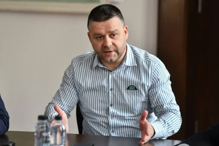 Ciprian Ciucu: nu va interzice trotinetele electrice, dar le va taxa; utilizarea în parcuri va fi restricționată