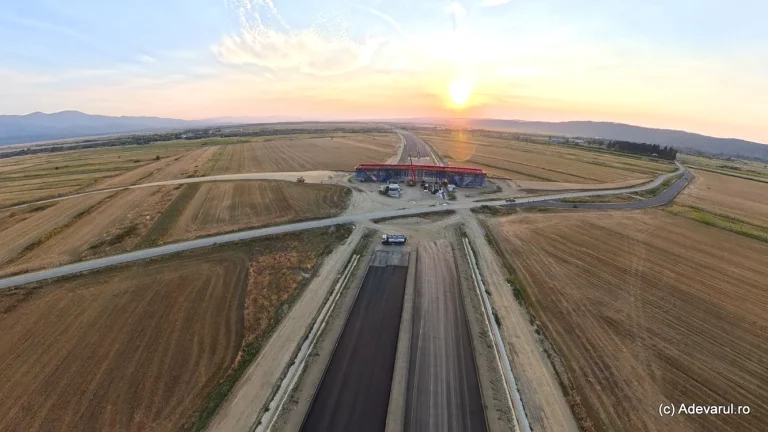 Primii kilometri de asfalt pe tronsonul cel mai avansat al autostrăzii Sibiu–Făgăraș