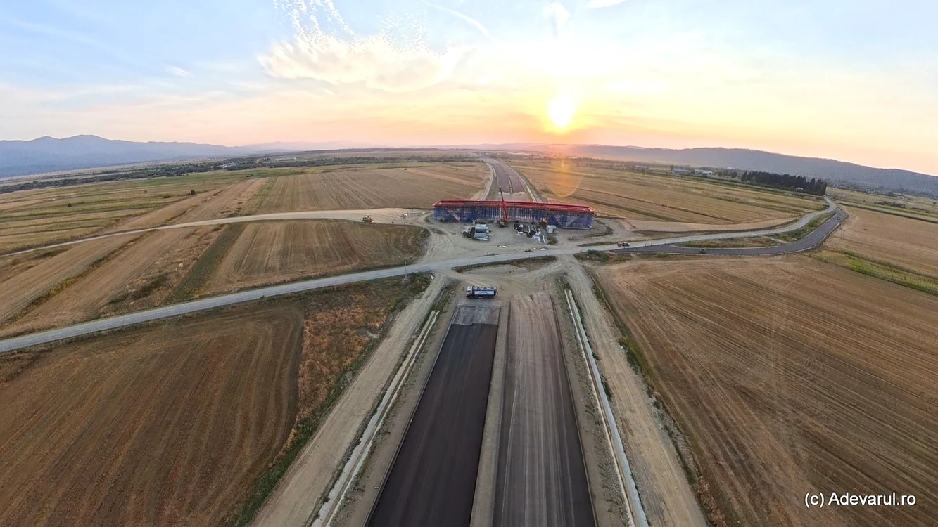 Primii kilometri de asfalt pe tronsonul cel mai avansat al autostrăzii Sibiu–Făgăraș
