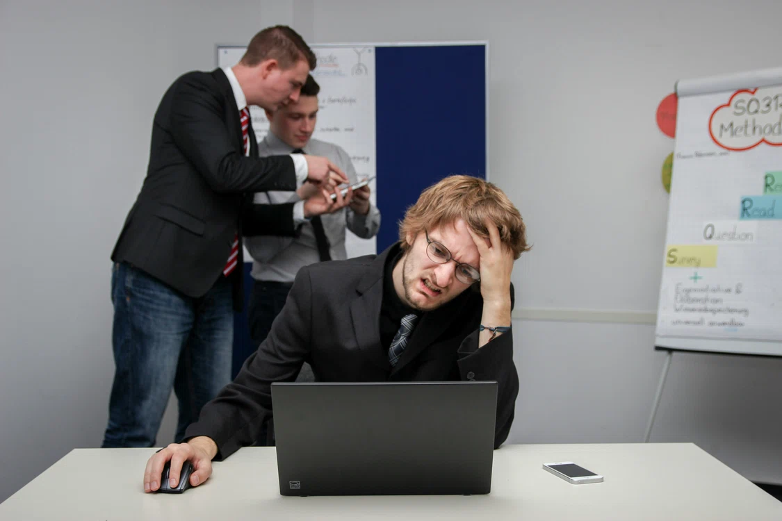 Tinerii caută primul job: cerinţa de experienţă şi salariile mici blochează accesul pe piaţa muncii