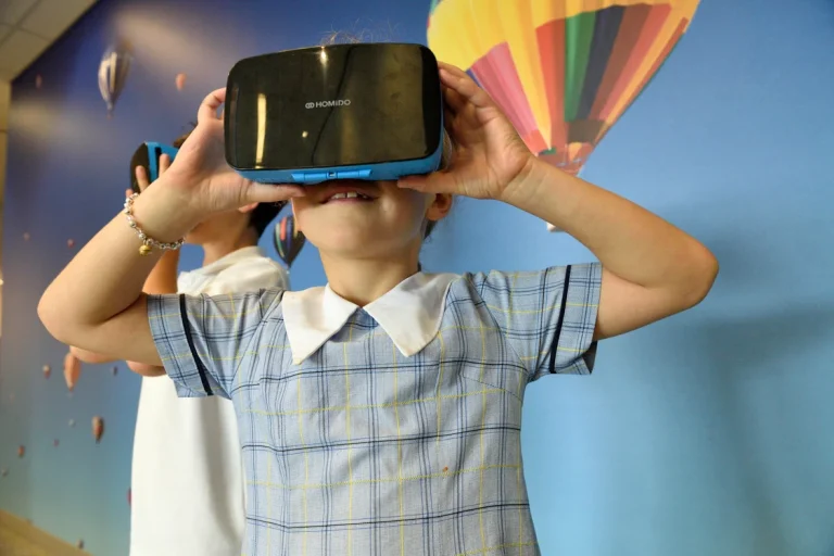 Cum arată orele în SmartLab: ochelari VR, imprimante 3D și elevi care nu mai vor să iasă din laborator