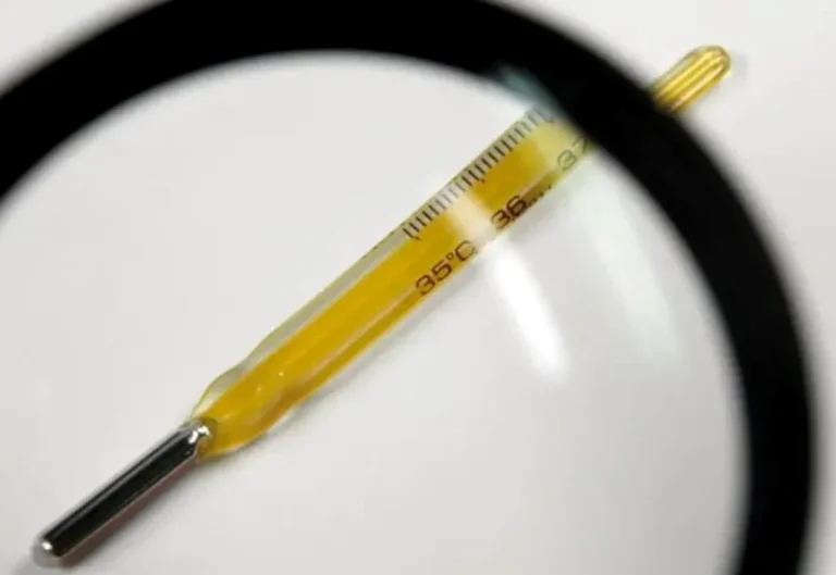 Un bărbat a trăit aproape 20 de ani cu un termometru cu mercur în intestin, descoperit după dureri abdominale