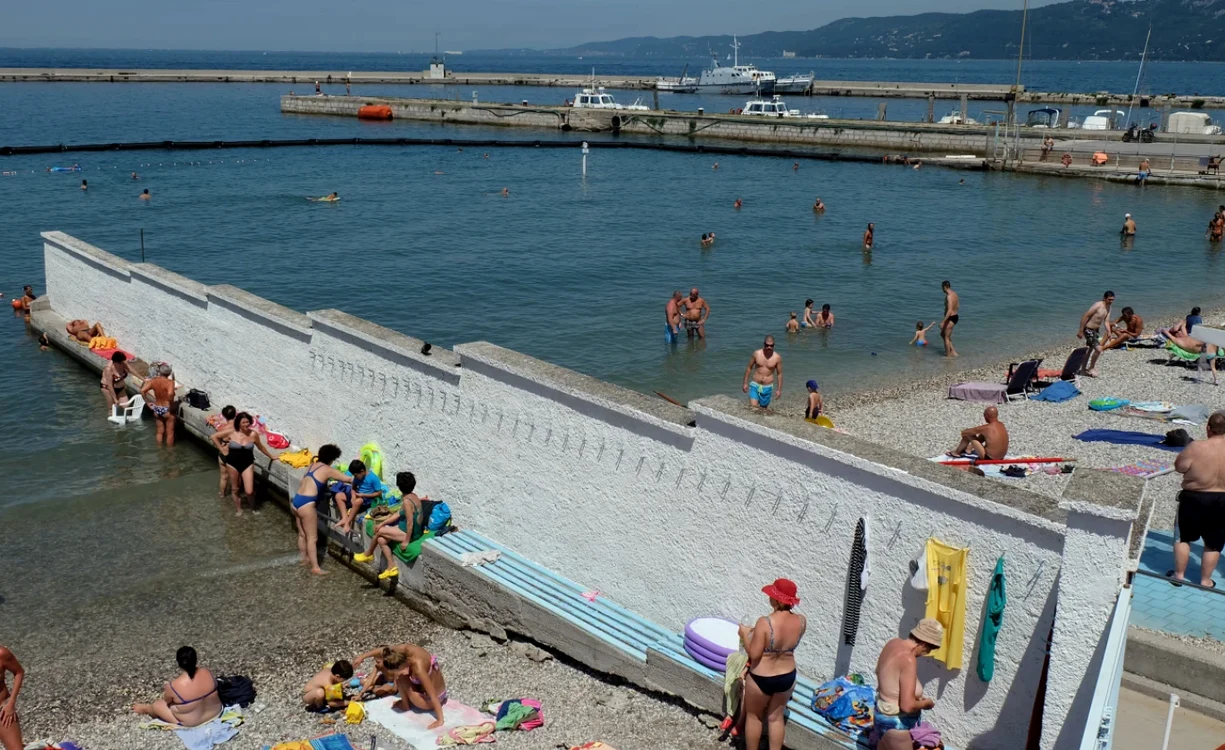 La Lanterna (El Pedocin), plaja din Trieste care separă femeile de bărbaţi printr-un zid de 74 m