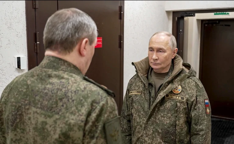 Tusk: Rusia ar putea mobiliza 300.000 de militari şi lansa atacuri 'hibride' asupra ţărilor care sprijină Ucraina