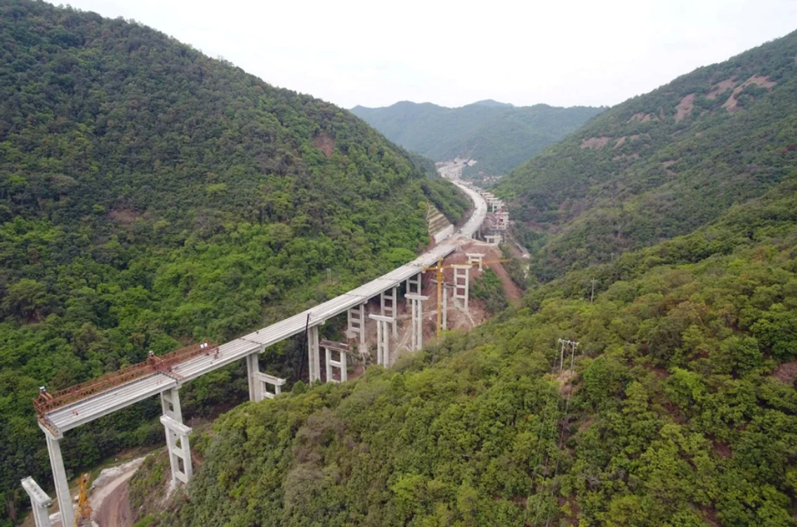 Viaductul Petrobras: podul de beton neterminat transformat în atracție pentru sporturi extreme