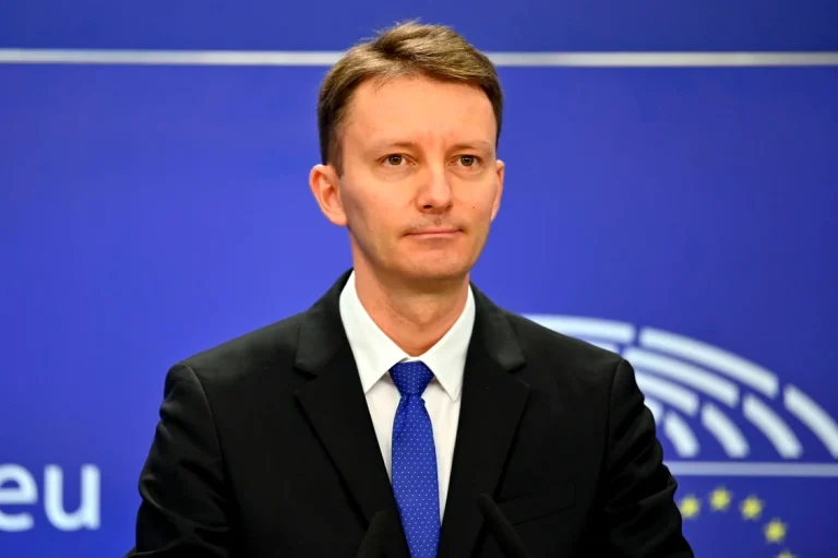 PSD consultă electoratul înainte de votul pentru guvernul Mureșan; sondajul lui Manda arată respingere categorică