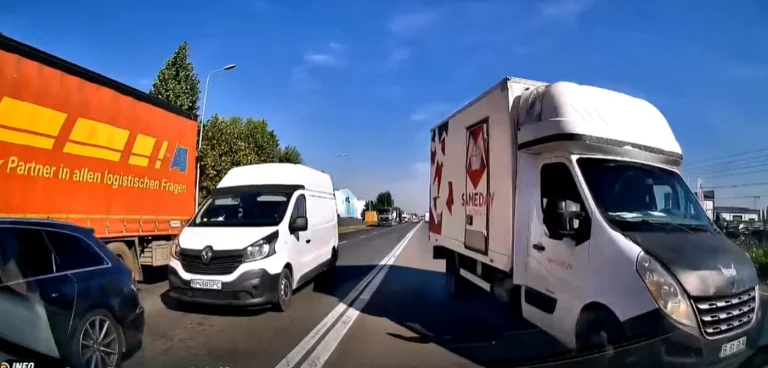 Șoferul unei dube de livrări a intrat pe contrasens; impact evitat în ultima clipă
