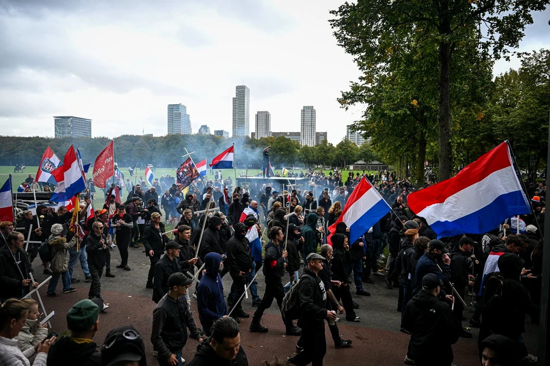 Proteste violente ale extremei drepte la Haga: torţe, fumigene şi intervenţie cu tunuri cu apă