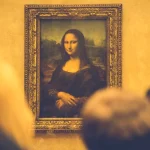 Doi germani reținuți după ce au agățat în cuie două tablouri în sala cu „Mona Lisa” de la Luvru