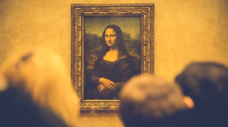 Doi germani reținuți după ce au agățat în cuie două tablouri în sala cu „Mona Lisa” de la Luvru