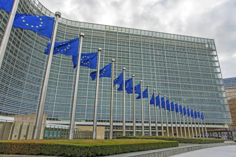 Reînnoirea sancțiunilor UE împotriva Rusiei, în pericol: Franța și Slovacia cer scoaterea a doi oligarhi de pe listă
