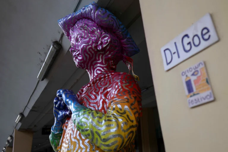 Controverse la Ploiești după ce statuia „Domnului Goe” de la Gara de Sud a fost vopsită în curcubeu