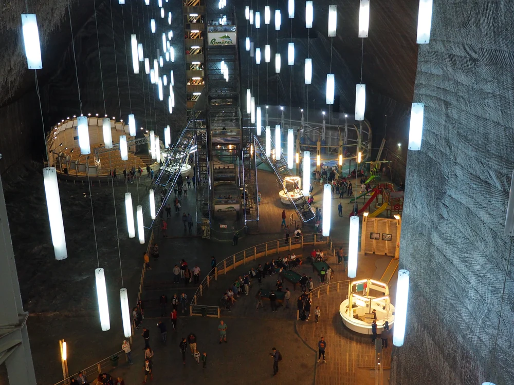 Un cuplu de italieni, impresionat de Salina Turda: „E absurd că poți juca minigolf la 112 metri adâncime”