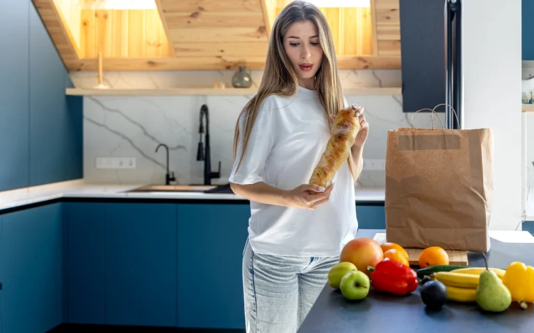 Cum economisesc românii: de la compost cu râme în bucătărie la cumpărături în cantități mari