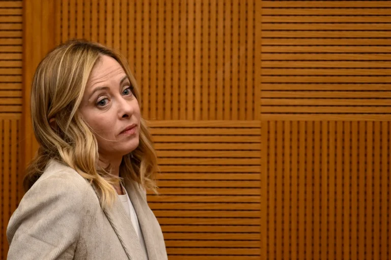 Giorgia Meloni anunţă interzicerea vălului integral în şcoli şi plafonarea elevilor străini pe clasă
