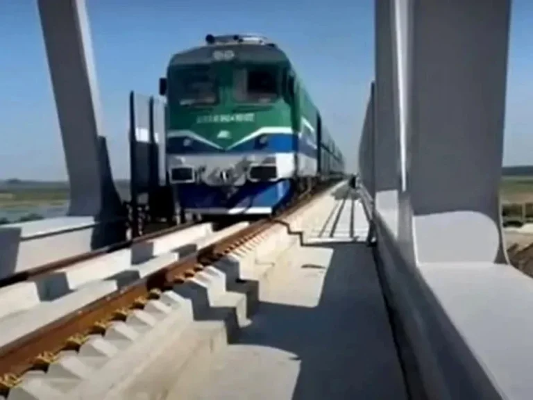 Trenul internațional IRN 461 „România” a fost oprit pe podul Giurgiu–Ruse din cauza unei defecțiuni la locomotivă