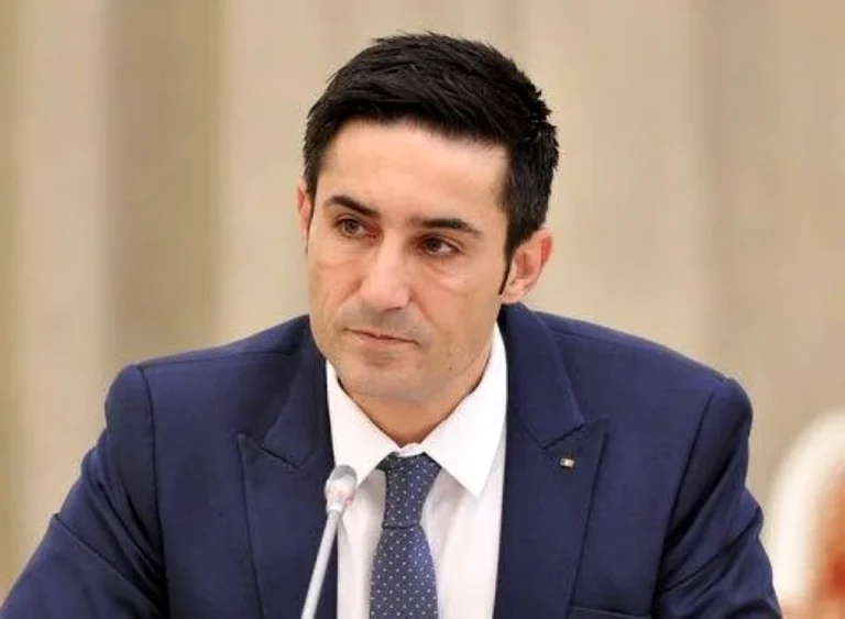 Manda afirmă că Ilie Bolojan ar fi rămas în Guvern după o „înțelegere secretă” cu George Simion