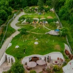 Pensiunea „Dealul Verde” din Porumbacu de Sus, cu căsuțe Hobbit, scoasă la vânzare pentru 600.000 euro