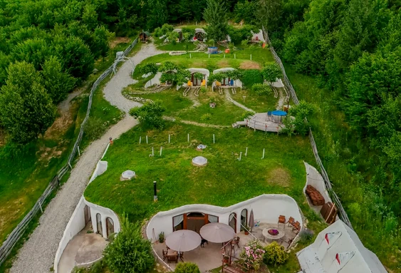 Pensiunea „Dealul Verde” din Porumbacu de Sus, cu căsuțe Hobbit, scoasă la vânzare pentru 600.000 euro