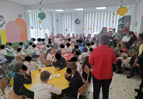 Proiect pilot în Botoșani: statul finanțează servicii pentru sute de copii vulnerabili, ca să prevină separarea de familie