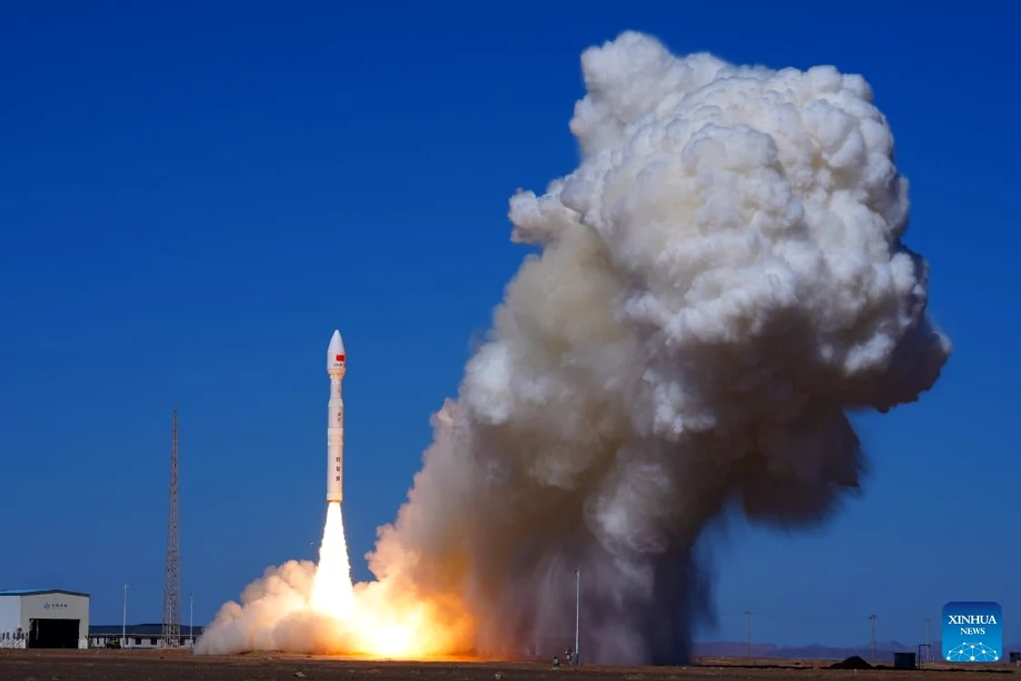 China a plasat pe orbită nouă sateliți într-o singură misiune; unul are AI la bord