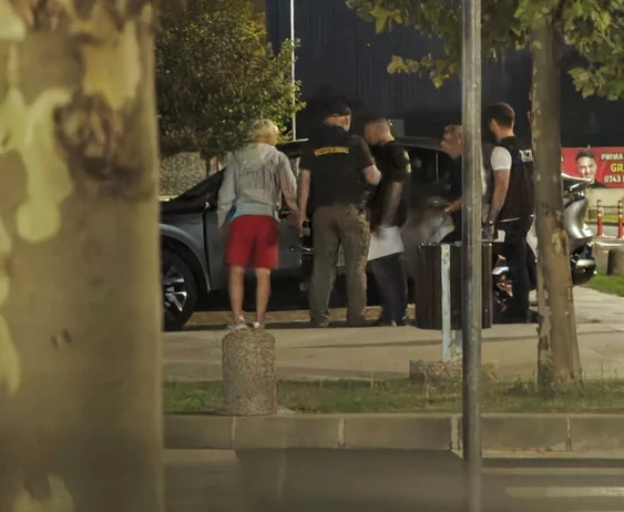 DIICOT publică imagini cu perchezițiile la vila lui Călin Georgescu; mascații forțează poarta