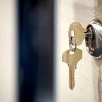 Doi pensionari și-au găsit casa ocupată la întoarcerea din vacanță; ocupanții arestați, apoi eliberați