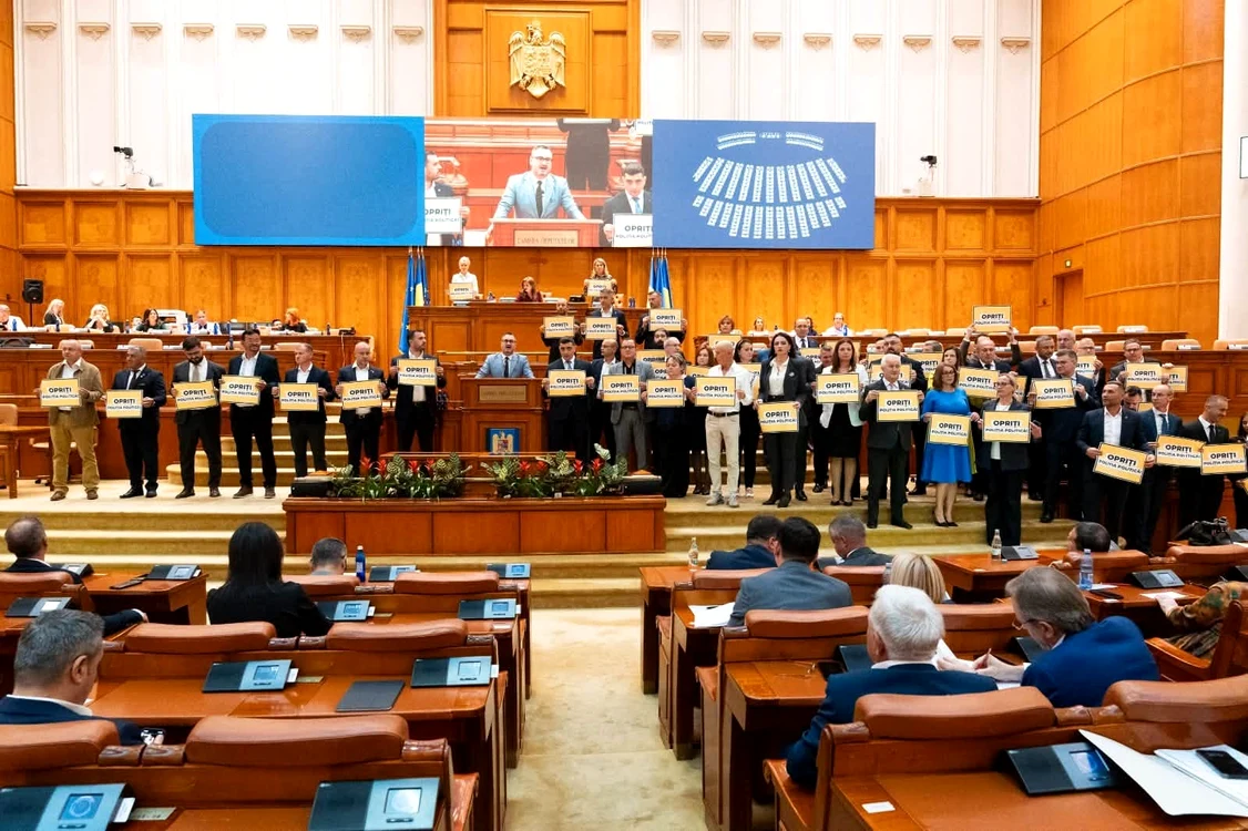 George Simion și parlamentarii AUR protestează în Parlament pentru Călin Georgescu: „Opriți poliția politică!”