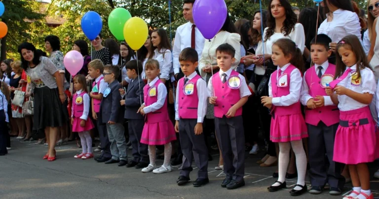 Senatul a adoptat obligativitatea uniformelor școlare; proiectul merge la Camera Deputaților