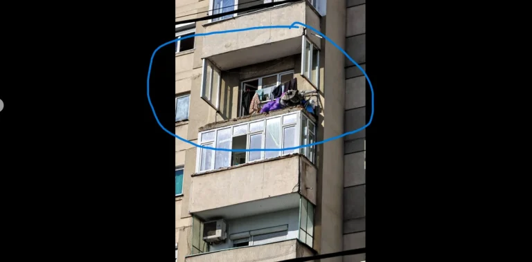 Plăci dintr-un balcon de la etajul 7 s-au desprins şi au căzut peste o maşină în Sectorul 4