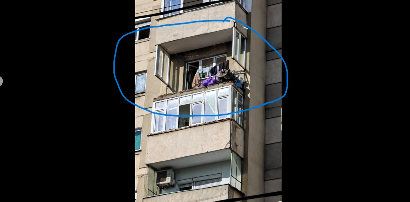 Plăci dintr-un balcon de la etajul 7 s-au desprins şi au căzut peste o maşină în Sectorul 4