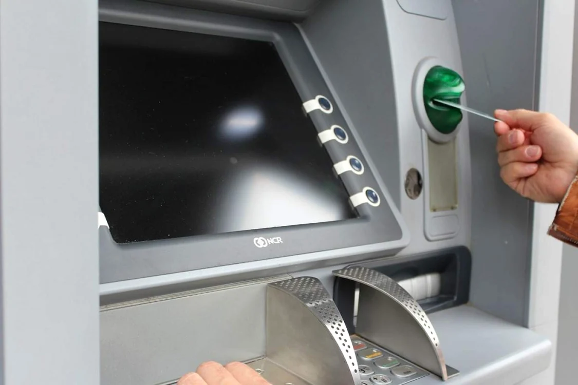 Proiect: românii să poată introduce suma dorită la retragerile de la bancomat; BNR a dat aviz cu observații