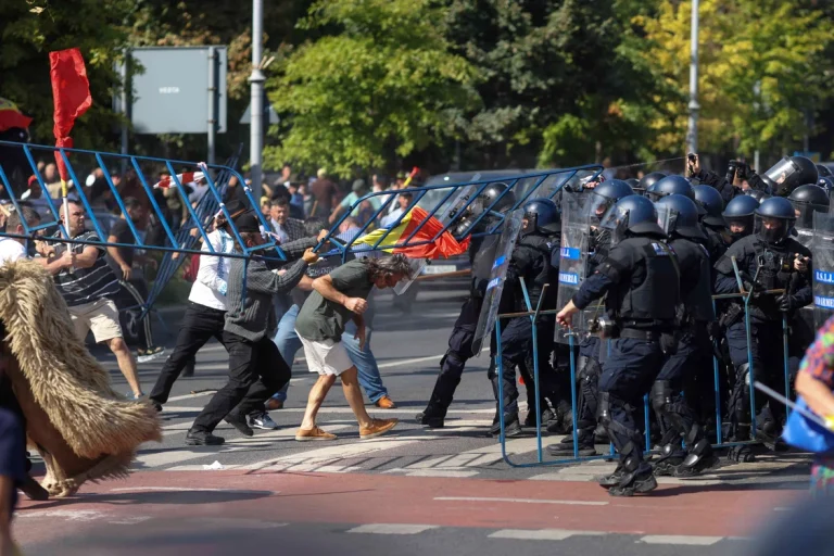 Percheziții în București și 15 județe, după violențele de la protestul ciobanilor din 15 septembrie