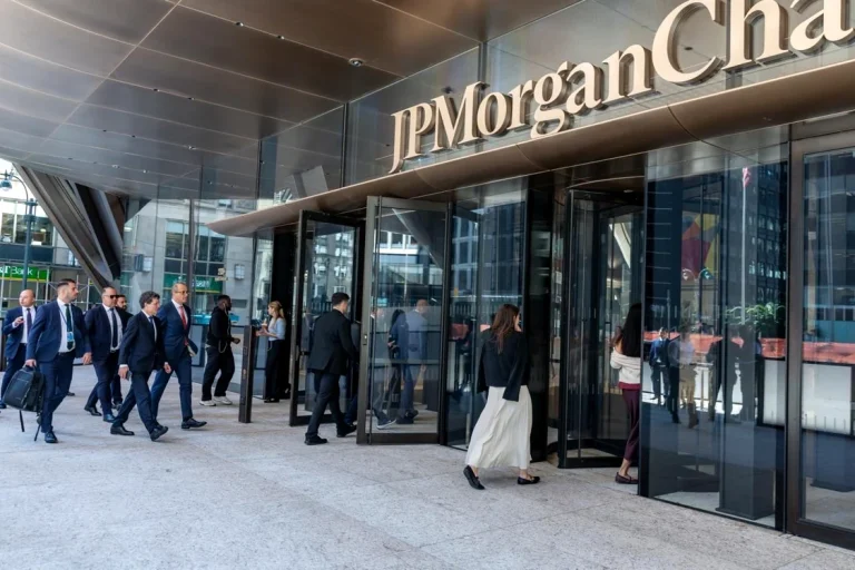 Nicușor Dan, la întâlnire cu investitori la New York: „România se împrumută anual cu zeci de miliarde de euro”