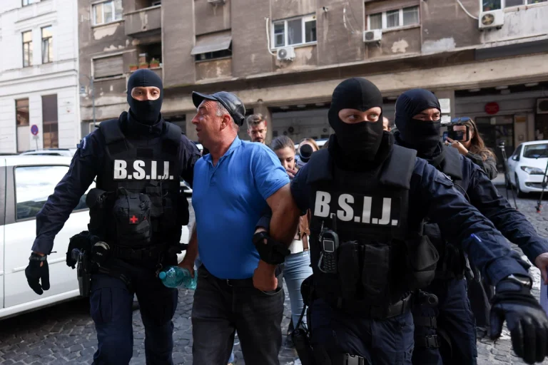 Percheziții în 16 județe și 20 de reținuți după violențele din Piața Victoriei